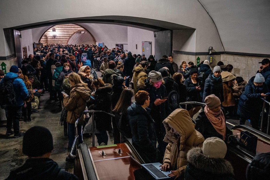 Pessoas se abrigam no metrô de Kiev durante o ataque russo