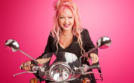 "Alcancei uma idade em que posso ter o cabelo rosa se quiser", diz Cyndi Lauper aos 63 anos