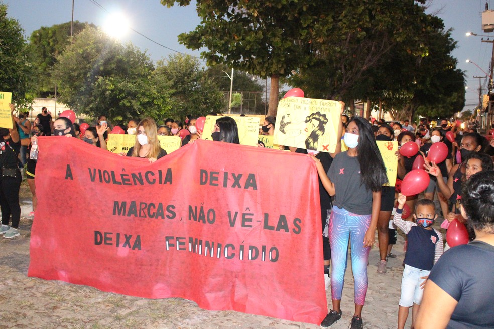 Alunas do Projeto Dance Balance realizam marcha em defesa das mulheres em Teresina — Foto: Catarina Costa/G1 PI