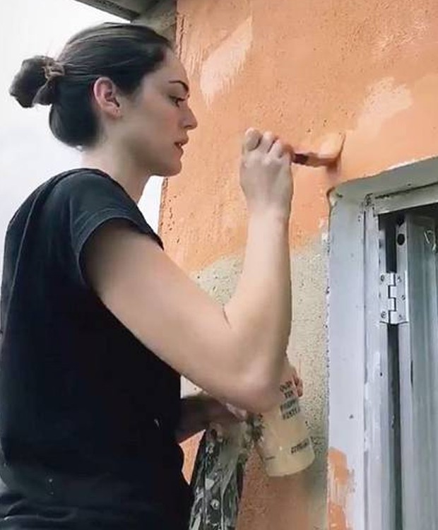 Pintar paredes e reformar cômodos são tarefas que a atriz realiza junto à equipe (Foto: Instagram/ Reprodução)