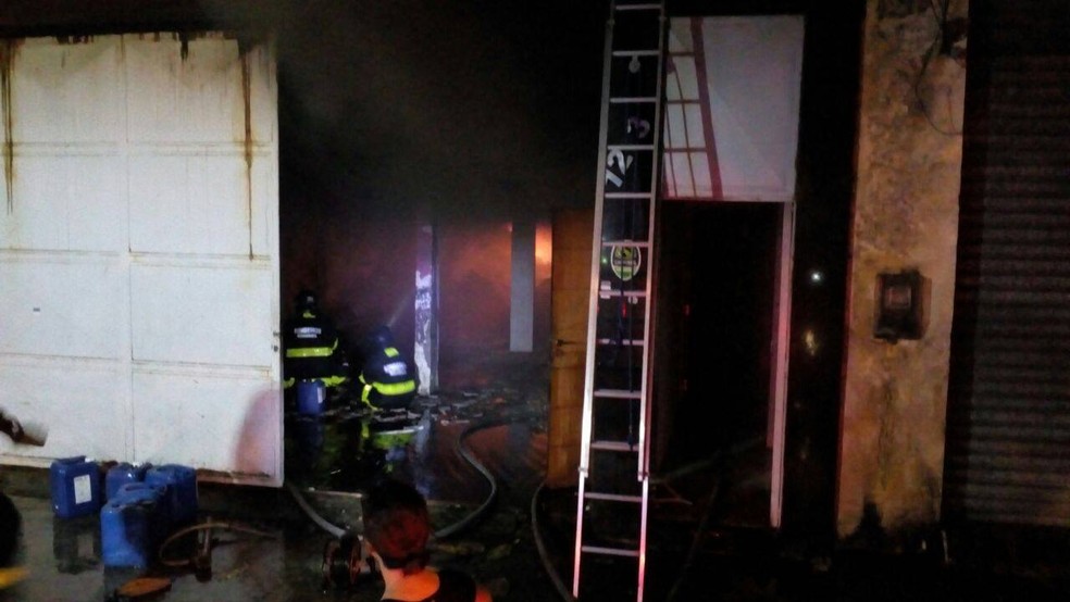 Bombeiros trabalharam durante a madrugada para apagar incêndio em loja de bolsas e malas no Centro do Recife, nesta terça-feira (1º) (Foto: Corpo de Bombeiros/Divulgação)