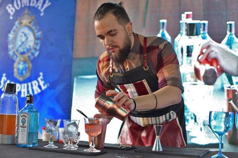 Léo Peralta preparando seu drink