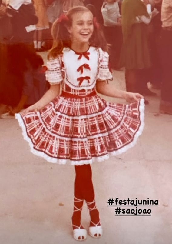 Flávia Monteiro em festa junina na infância (Foto: Reprodução/Instagram)