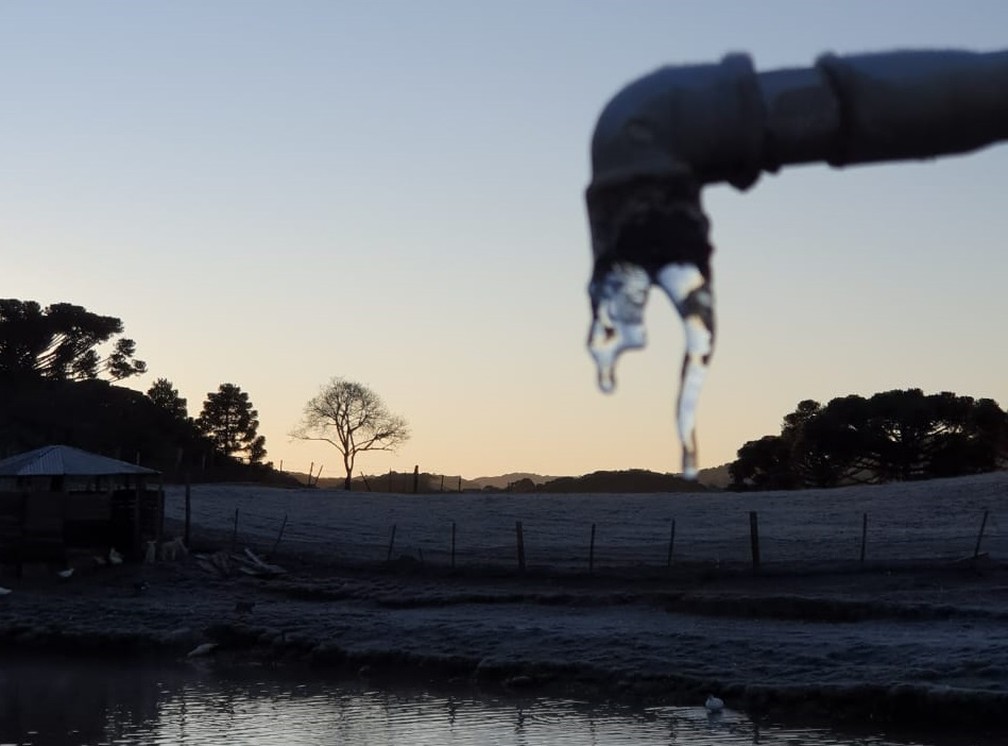 Água congelou em Cambará do Sul, na Serra do RS. Foto foi tirada neste sábado (22) — Foto: Marco Matos/RBS TV