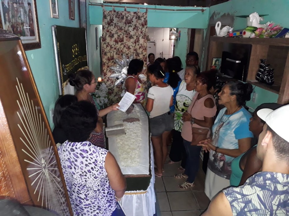 Maria Elitácia, morta a tiros pelo ex-marido no meio da rua em SP, foi sepultada neste sábado em Porto Calvo, AL — Foto: Nildo Lopez/TV Gazeta