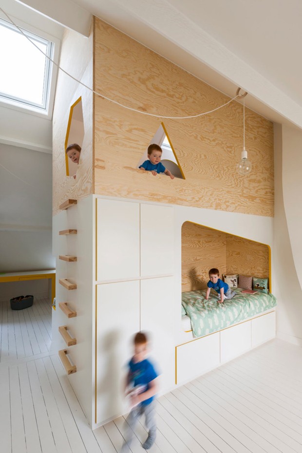 A estrutura de madeira em formato de casa divide o mesmo ambiente em dois quartos (Foto: Divulgação)