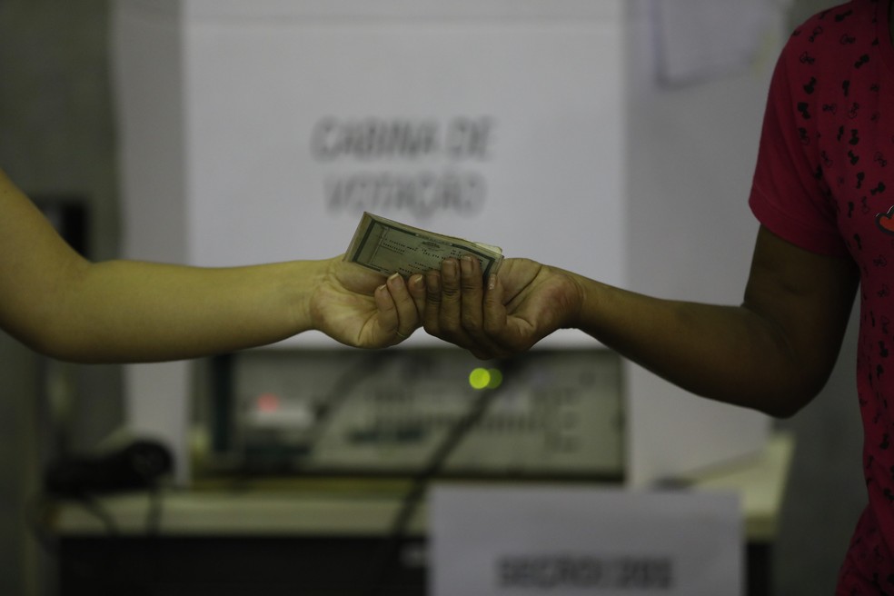 Eleitor mostra ttulo antes de votar  Foto: Custodio Coimbra/ Agncia O Globo