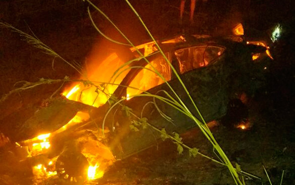 Jovem morreu carbonizada após carro bater em árvore (Foto: Weslei Santos/Blog Sigi Vilares)