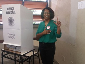 A candidata à prefeita de Montes Claros, Leninha (PT), votou por volta das 9h30 na Escola Hamilton Prates (Foto: Délio Pinheiro/ Inter TV)