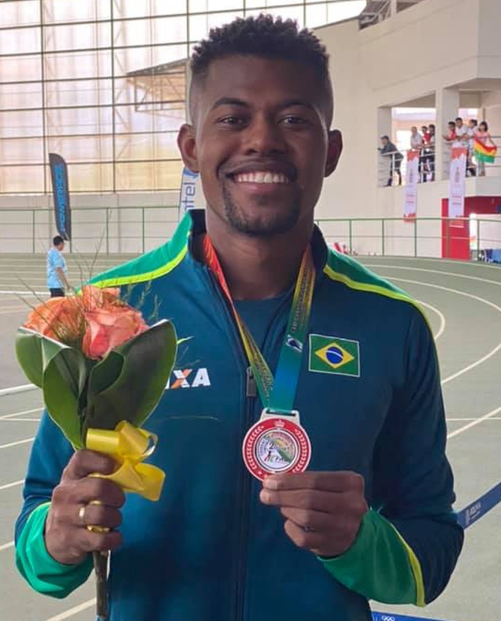 Neste ano, na Bolívia, Mateus de Sá foi prata no 1º Sul-Americano Indoor — Foto: Facebook
