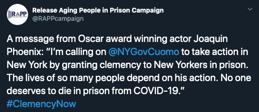 O tuíte com a mensagem do ator Joaquin Phoenix direcionada ao governador de Nova York (Foto: Twitter)