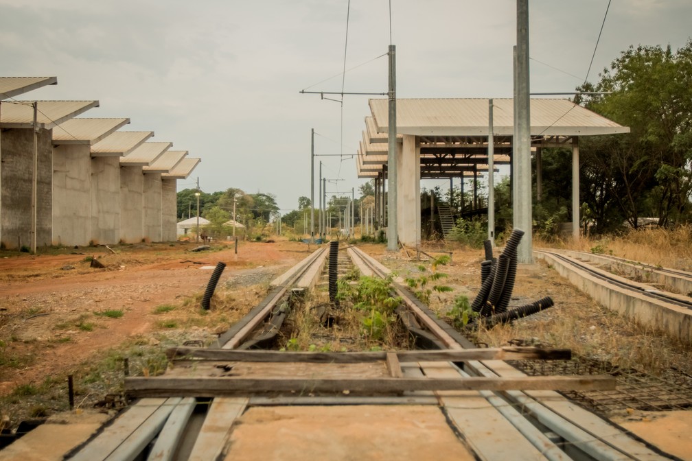 Trilhos se deterioram sem nunca terem sido usados — Foto: Christiano Antonucci/Secom-MT