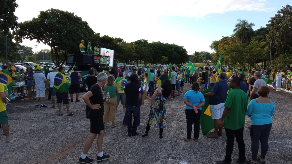 Manifestantes se reúnem na praça dos Girassóis, em Palmas, em ato a favor de Bolsonaro — Foto: Dinaredes Parente/TV Anhanguera