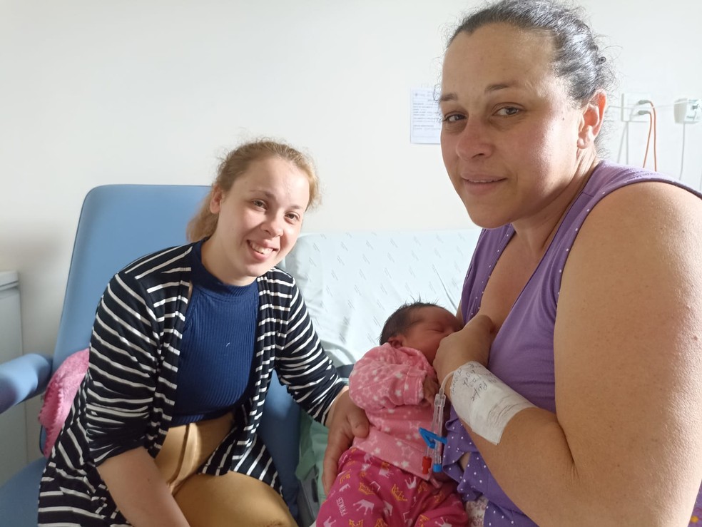 Mãe Luciana com Maria Vitória, recém-nascida, e a filha mais velha, Angela — Foto: Hospital Macié/Divulgação