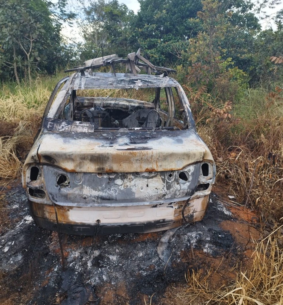 Carro das vítimas foi encontrado incendiado  — Foto: Divulgação