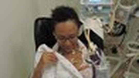 Dia da Prematuridade: mãe de bebê que nasceu na 23ª semana de gestação lembra 1º colo após 60 dias: 'Foi mágico'