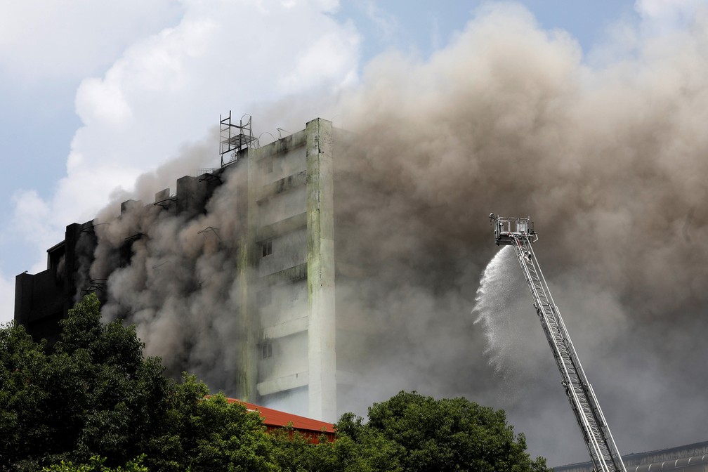 PrÃ©dio foi tomado pelas chamas em Taiwan (Foto: Tyrone Siu/Reuters)