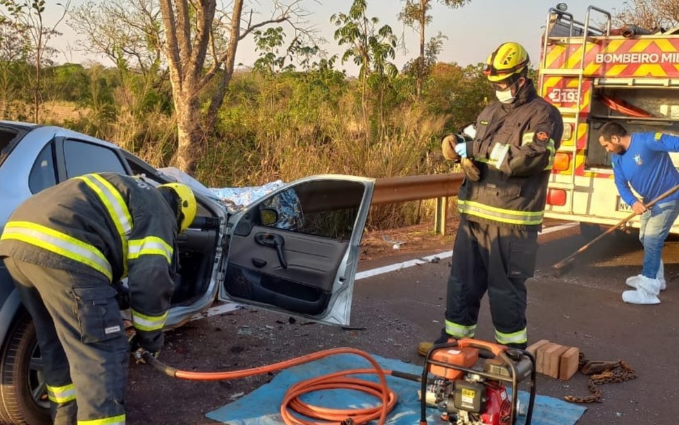 Acidente parte carro ao meio e deixa dois mortos na GO-320 — Foto: Divulgação/Corpo de Bombeiros