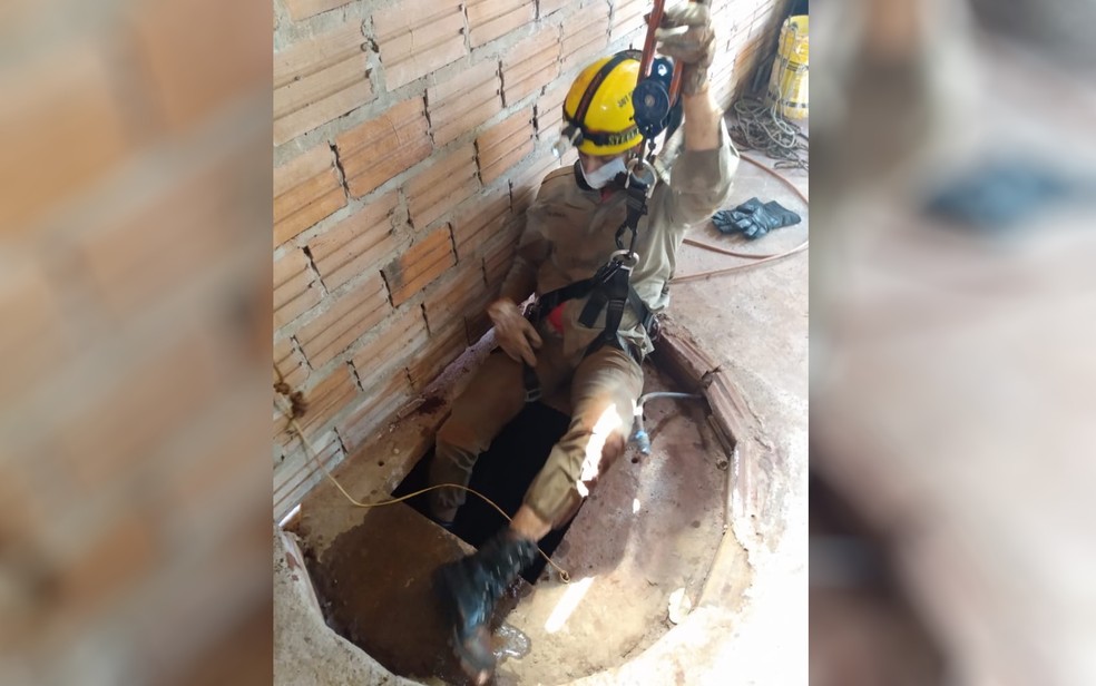 Equuipe resgata criança e o pai dela de dentro de cisterna de mais de 10 metros de profundidade — Foto: Divulgação/Corpo de Bombeiros