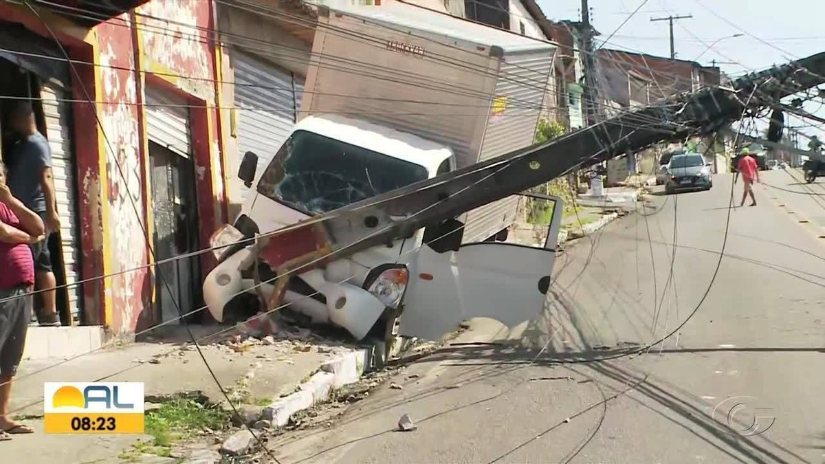 Caminhão Bate Em Poste E Moradores Ficam Sem Energia No Jacintinho Em