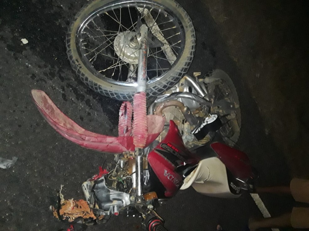 Vítima seguia na moto quando veículo colidiu frontalmente com o carro, na PB-411, no Alto Sertão paraibano — Foto: Polícia Militar/Divulgação