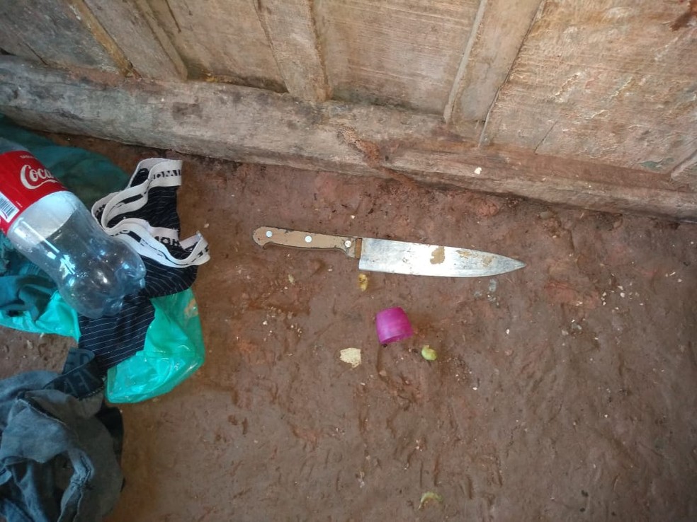Uma faca foi encontrada jogada pela casa. — Foto: Polícia Civil / Pará