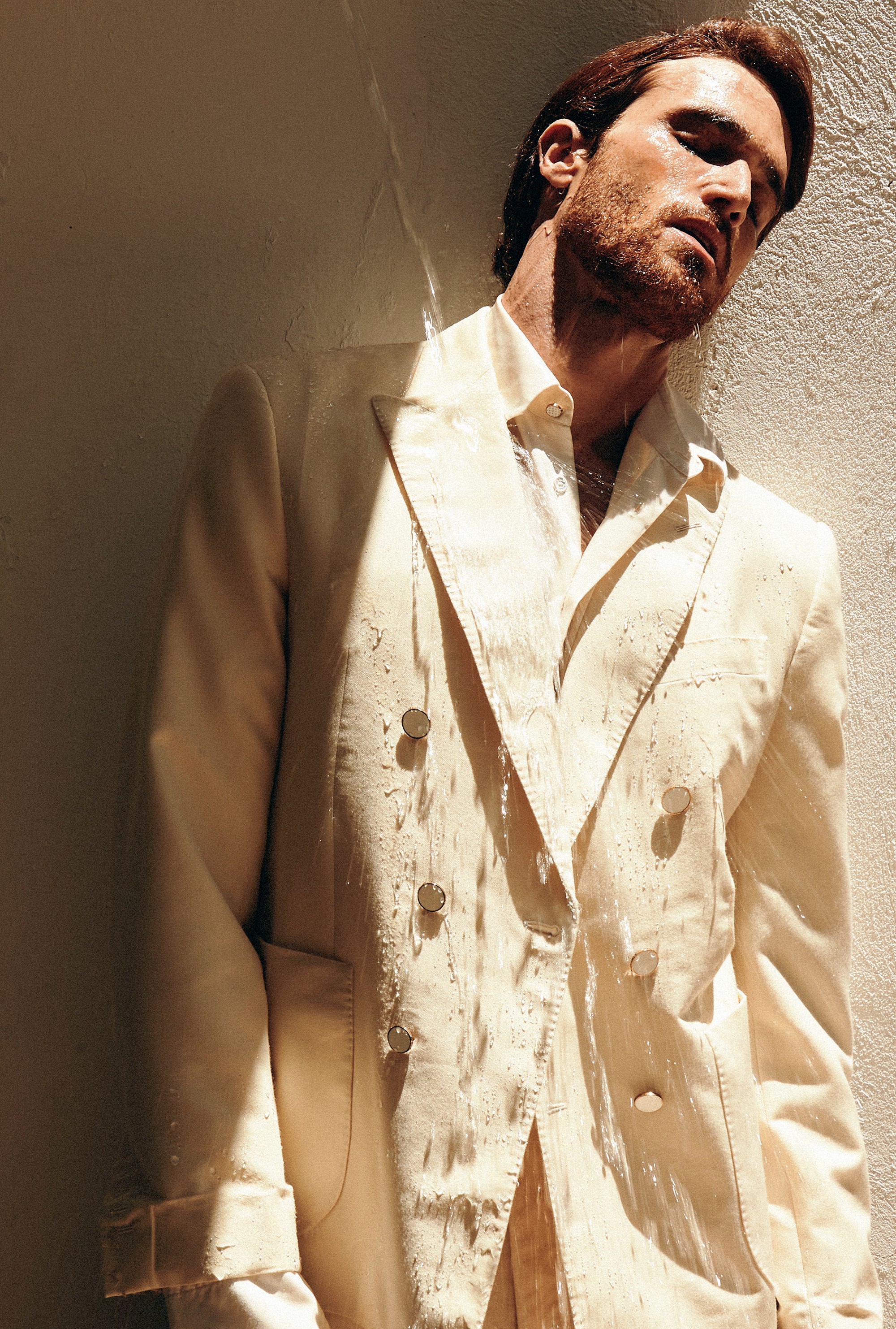 Tempero bege: Camisa e costume Louis Vuitton (Foto: Augusto Carneiro)