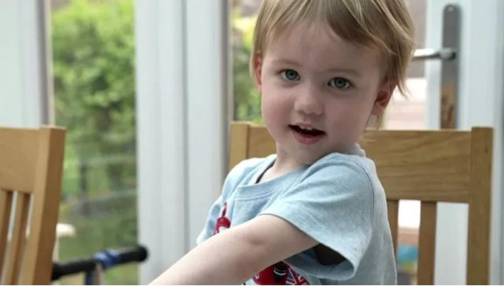 Noah é uma das 10 crianças nos últimos meses que precisaram de um transplante de fígado para a doença — Foto: BBC
