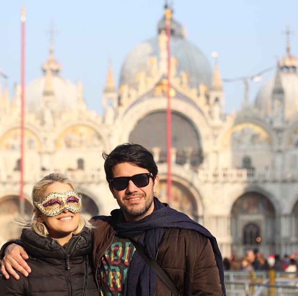 Diego Guichar e a esposa Gabriela Loeblein em Milão. — Foto: Diego Guichard/Arquivo pessoal