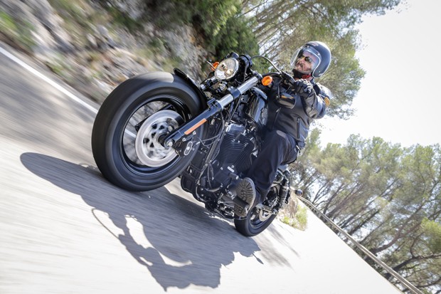 Fernando Cavalcanti dá uma volta com os novos modelos Herley-Davidson pela Catalunha  (Foto: Divulgação/ Harley-Davidson)