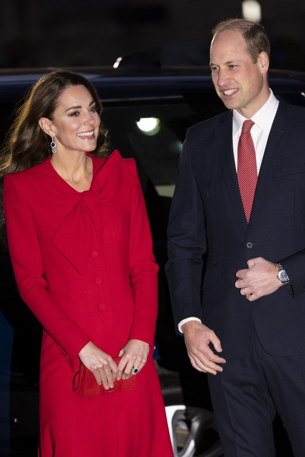 LONDON, ENGLAND - DECEMBER 08: Catherine, Duchess of Cambridge and Prince William, Duke of Cambridge attend the "Together at Christmas" community carol service at Westminster Abbey on December 8, 2021 in London, England. (Photo by Mark Cuthbert/UK Press v (Foto: UK Press via Getty Images)
