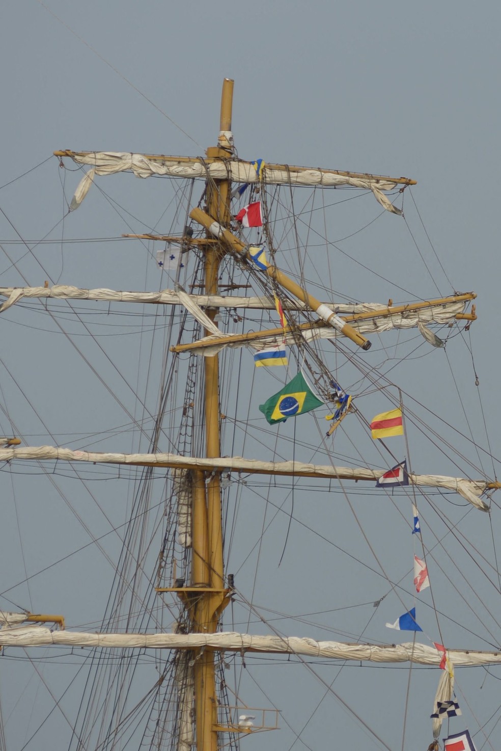 Mastro do Cisne Branco ficou quebrado após choque com uma ponte para pedestres em Guayaquil, Equador, nesta segunda (18) — Foto: Fernando Méndez / AFP
