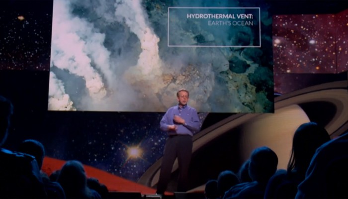 TED Talks que vão te ajudar a aprender mais sobre astronomia: James Green, da NASA, fala sobre os satélites e o planeta como possibilidade de vida (Foto: Reprodução/TED)