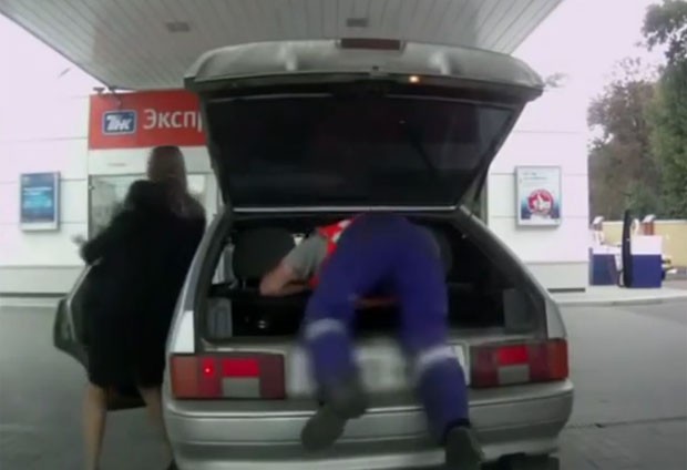 Na sequência, mulher trancou carro com chave dentro (Foto: Reprodução/YouTube/Видео)