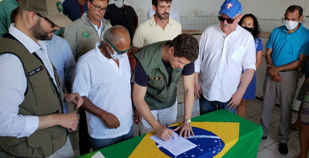 O termo de compromisso que autoiriza a pesca da sardinha no parque foi assinado por Ricardo Salles — Foto: Ana Clara Marinho/TV Globo