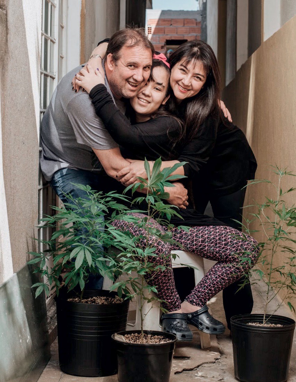 Cidinha (à dir.) com  o marido, Fabio,  e a filha, Clárian — Foto: Divulgação