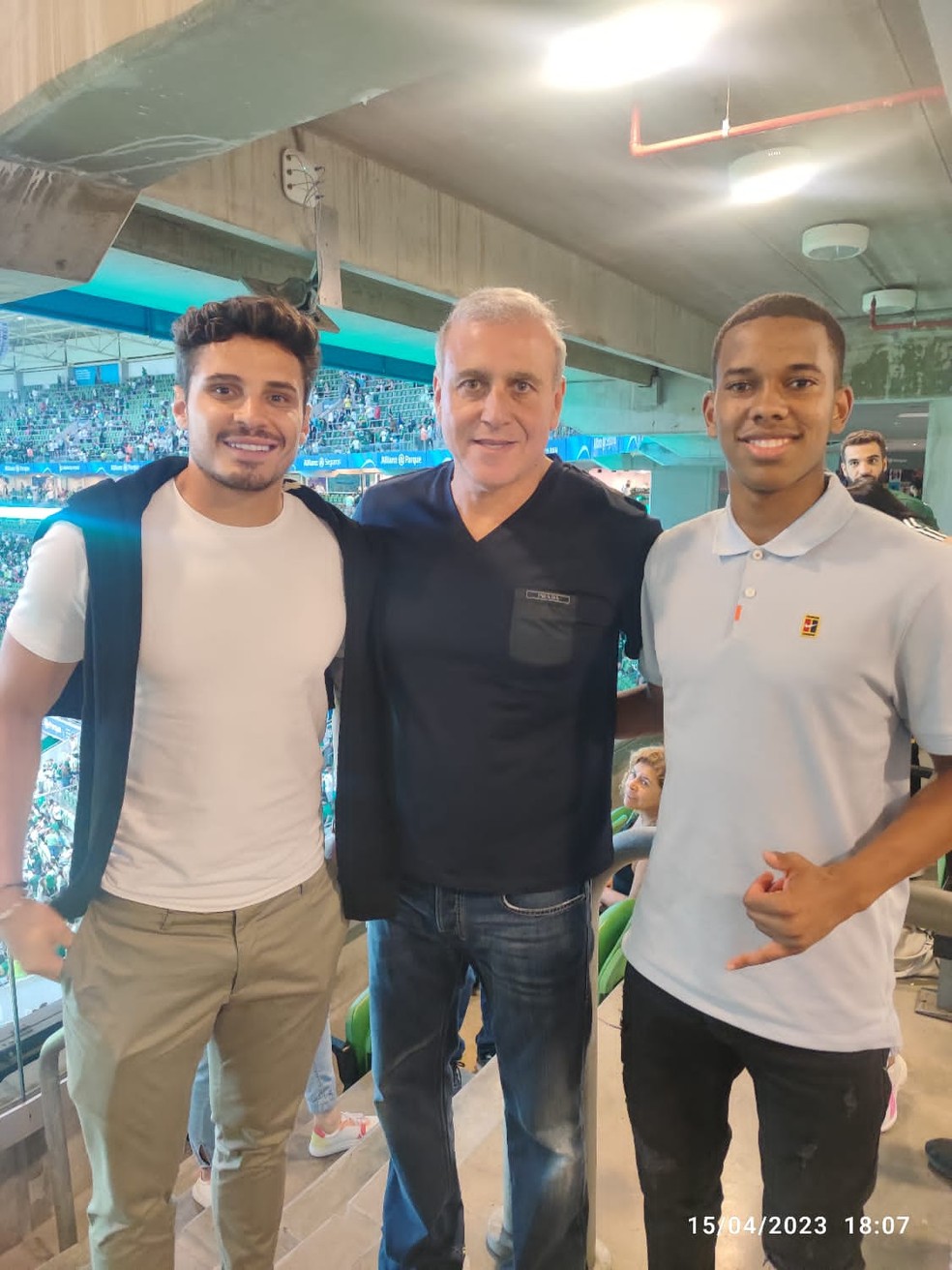 Raphael Veiga, o empres�rio Andr� Cury e Estev�o no jogo do Palmeiras � Foto: Reprodu��o
