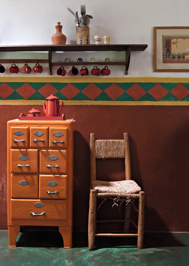 O armário laranja na cozinha era de sua avó; as xícaras e o bule nos lembram de que estamos no coração de Minas Gerais (Foto: Lufe Gomes / Editora Globo)