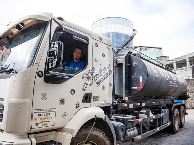 Antes mesmo de estacionar o caminhão para a distribuição de água, uma fila de moradores já começou a se formar, contou Fábio (Foto: Fábio Tito/G1)