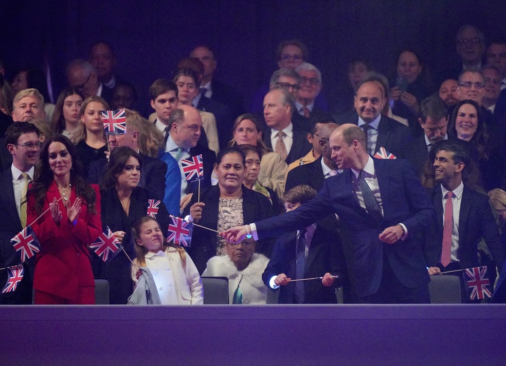 Príncipe William brinca com a filha durante show do lado de fora de Windsor, em 7 de maio de 2023 — Foto: Yui Mok/Reuters