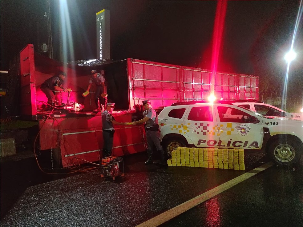 Apreensão foi na Rodovia Engenheiro João Baptista Cabral Rennó, a SP-225, em Santa Cruz do Rio Pardo (SP) — Foto: Polícia Rodoviária/Divulgação
