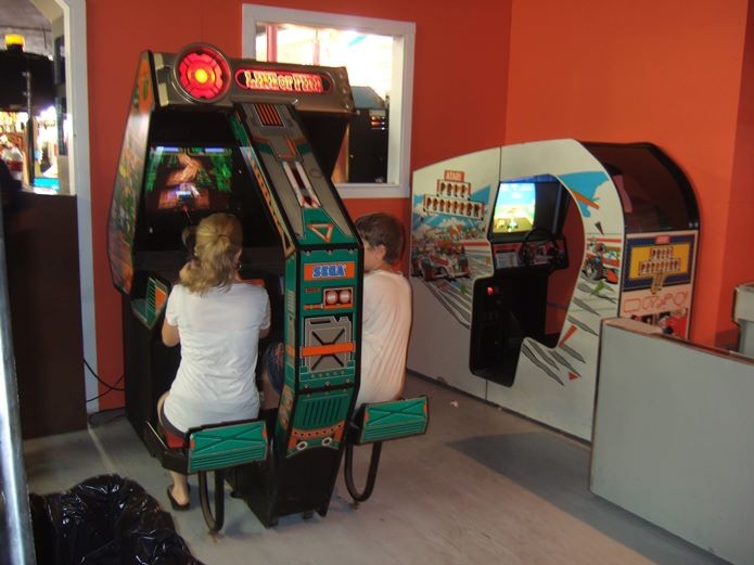 Máquina de Pole Position à direita. Jogo foi um dos primeiros games de corrida dos arcades (Foto: Reprodução / Wikipedia)