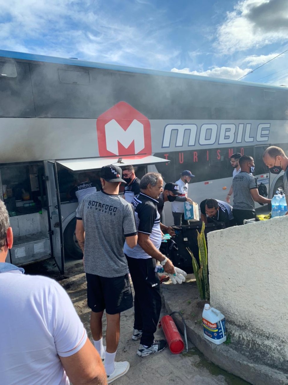 Ônibus do Atlético-PB pega fogo em viagem, mas delegação sai ilesa, atlético-pb