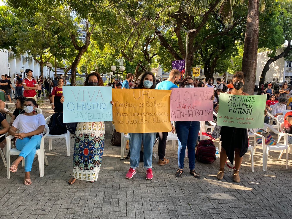 Cientistas se reúnem contra cortes de verbas no ensino superior, em Fortaleza. — Foto: Isaac Macêdo/TV Verdes Mares
