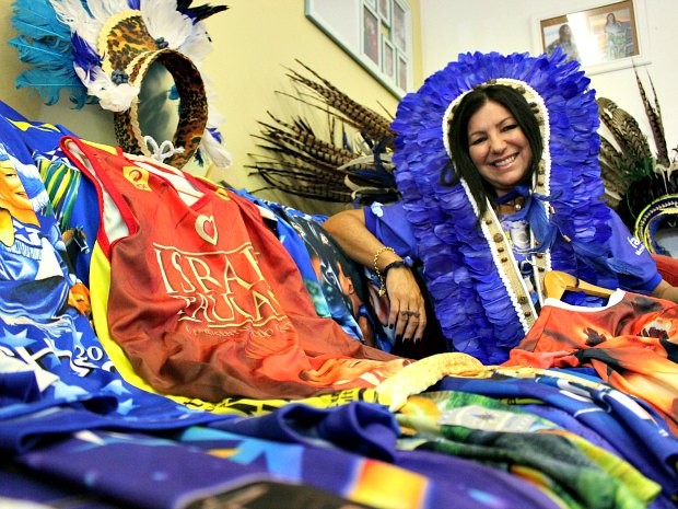 G1 - Ju&iacute;za dan&ccedil;a no Carnaboi e coleciona tururis h&aacute; 12 anos, no Amazonas -  not&iacute;cias em Carnaval 2013 no Amazonas