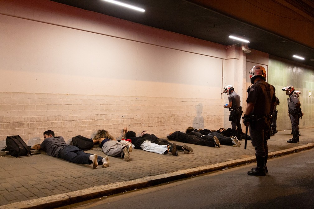Polícia rende manifestantes na rua Teodoro Sampaio, em São Paulo — Foto: Leo Orestes/Framephoto/Estadão Conteúdo
