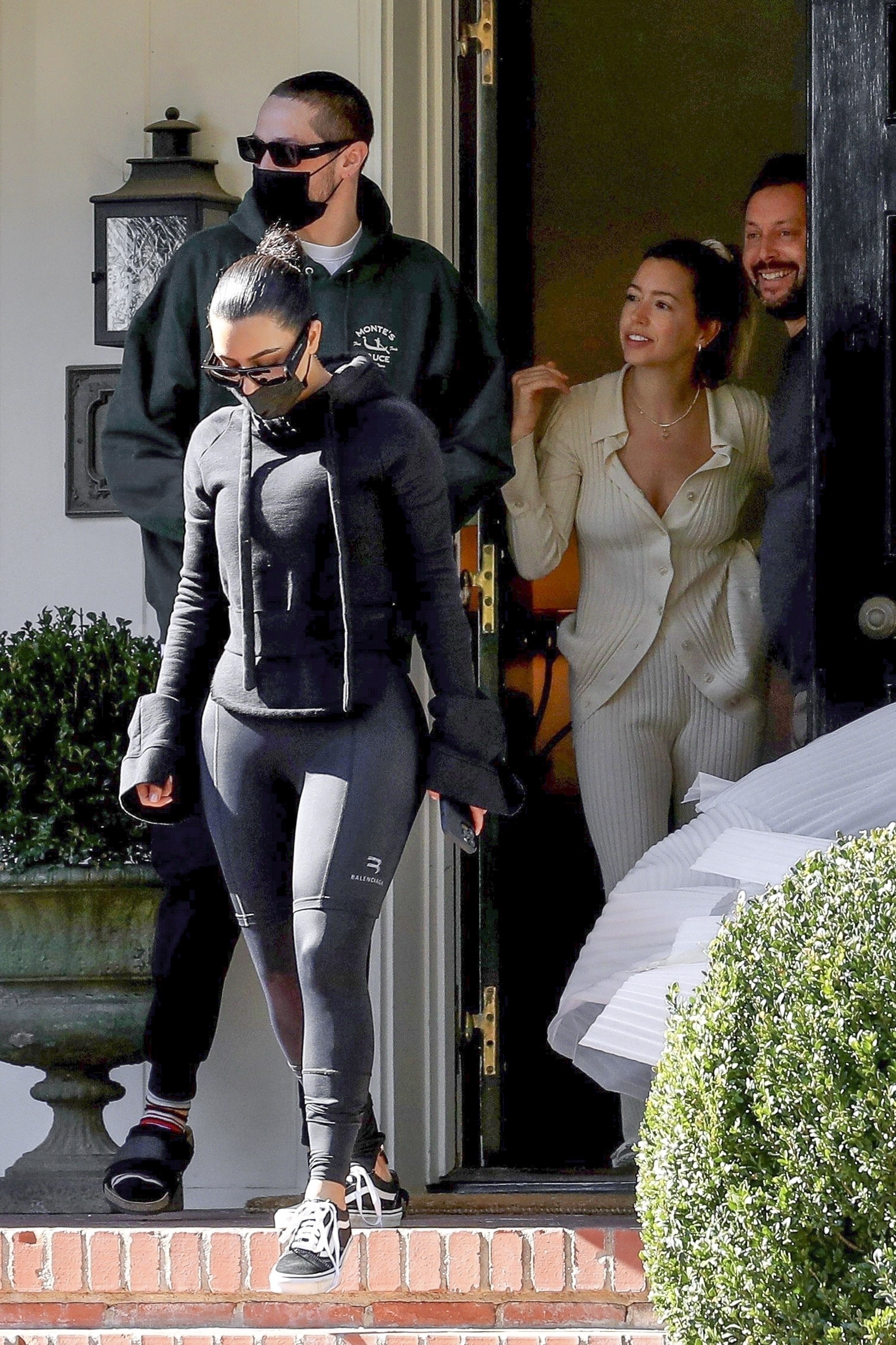 Photo © 2022 Backgrid/The Grosby GroupEXCLUSIVE Beverly Hills, CA, 27 JANUARY 2022 New Hollywood couple Kim Kardashian and Pete Davidson were spotted in the 90210 area and spent some time visiting a friend. The couple were seen chatting with the own (Foto: Backgrid/The Grosby Group)