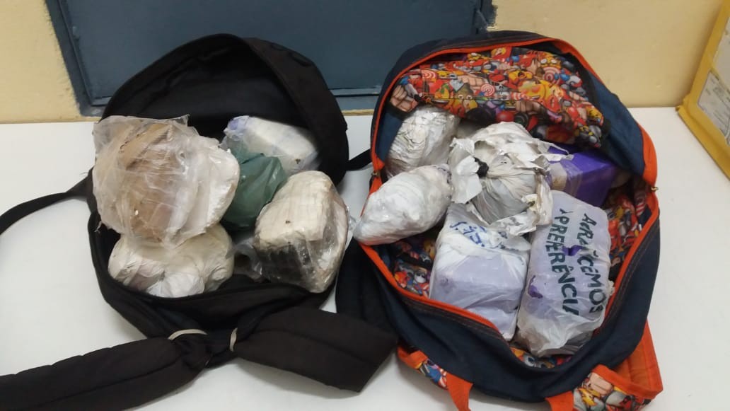 Maconha e celulares são apreendidos em mochilas deixadas perto do Pemano em Tremembé 