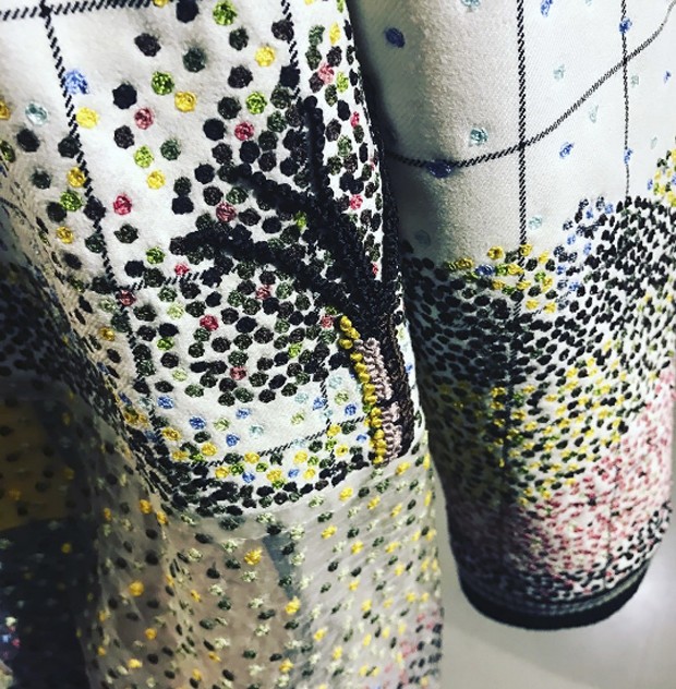 Indian designer Rahul Mishra uses artists' Pointillist ' technique to create exceptional embroidery (Foto: @suzymenkesvogue)