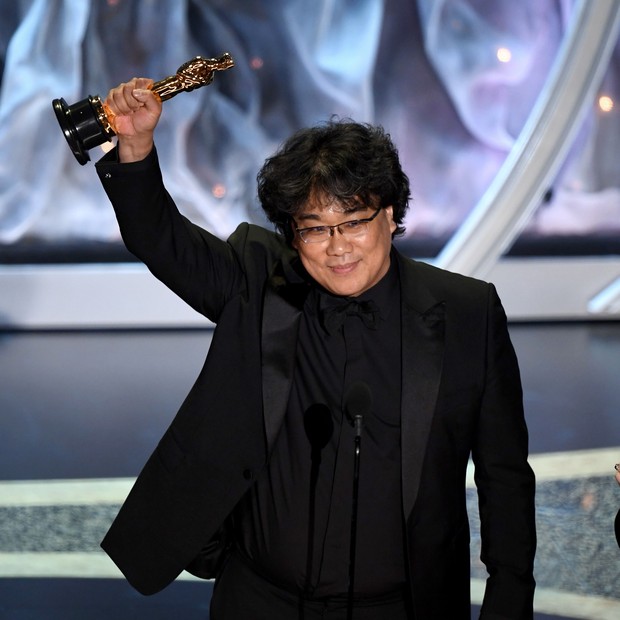 HOLLYWOOD, CALIFORNIA - FEBRUARY 09: Bong Joon-ho accepts the International Feature Film award for 'Parasite' onstage during the 92nd Annual Academy Awards at Dolby Theatre on February 09, 2020 in Hollywood, California. (Photo by Kevin Winter/Getty Images (Foto: Getty Images)